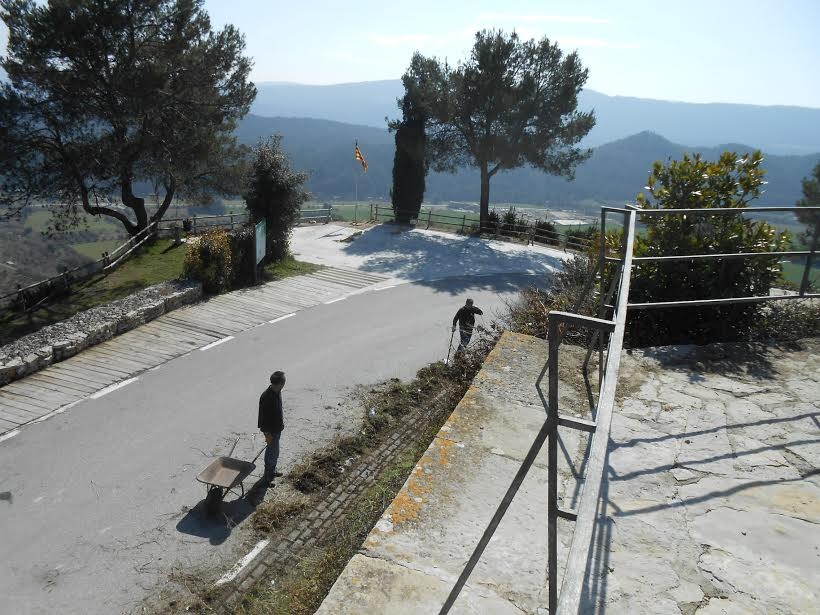 Una de les accions de neteja del paratge montbuienc