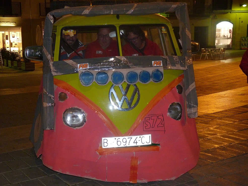 Moment divertit després de l'acte, amb els tres pilots conduint el Volskwagen