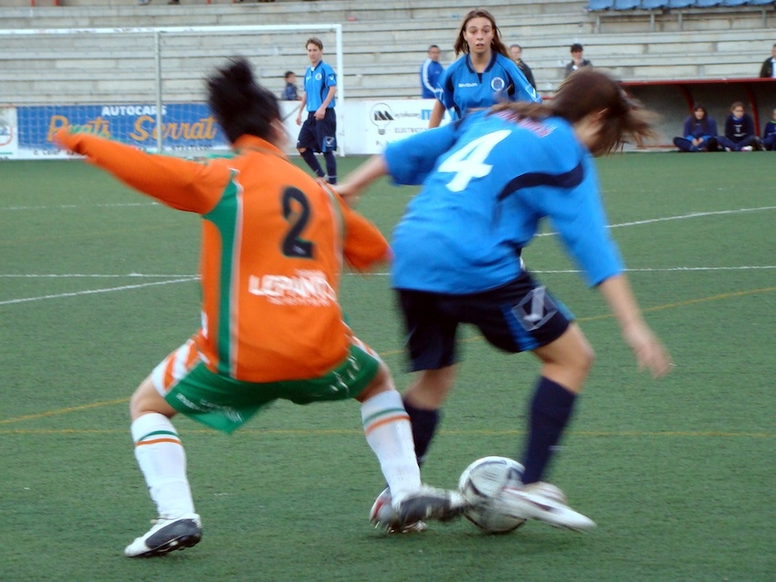 Carla, pre-seleccionada per la Catalana Sub-16, escapolint-se d'una rival