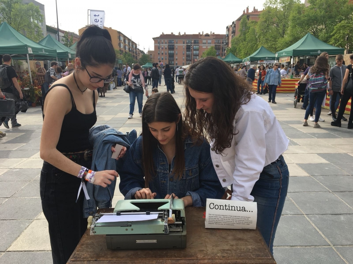 Moltes persones van passar a escriure un conte col·lectiu amb una vella màquina d'escriure FOTO: TCM