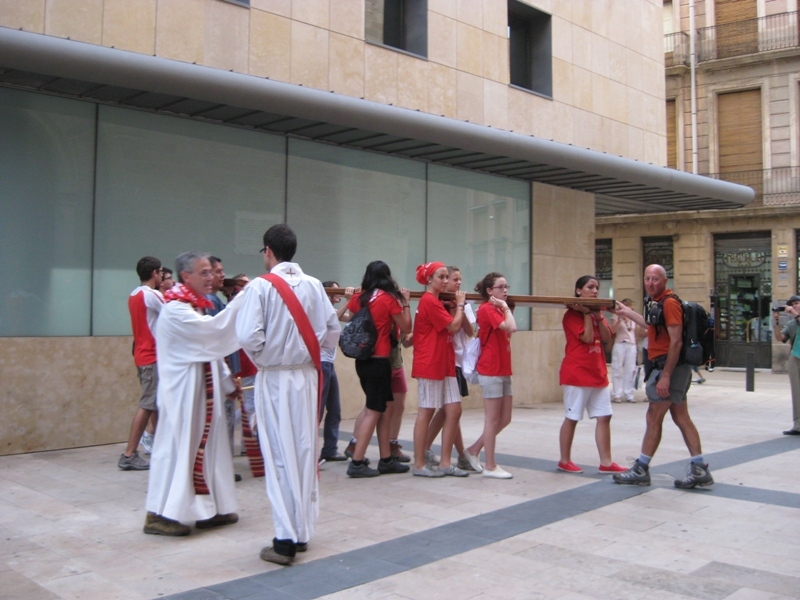 Els joves, entrant la creu a Santa Maria
