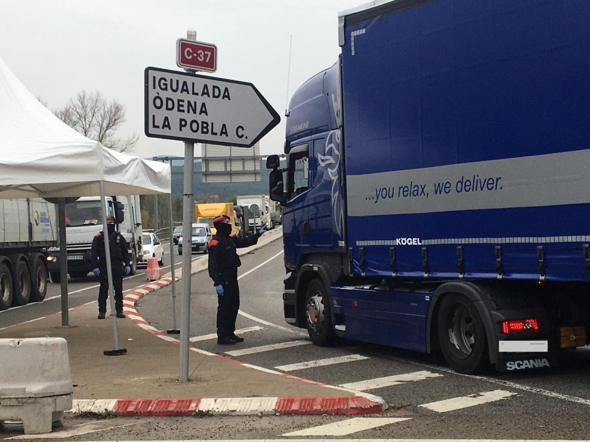 Els Mossos demanen la documentació a un dels camions que entra a la zona de confinament