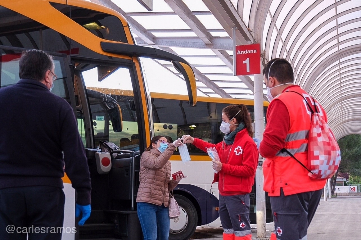 Voluntaris de Creu Roja repartint mascaretes l'abril del 2020 (Foto: Carles Ramos)