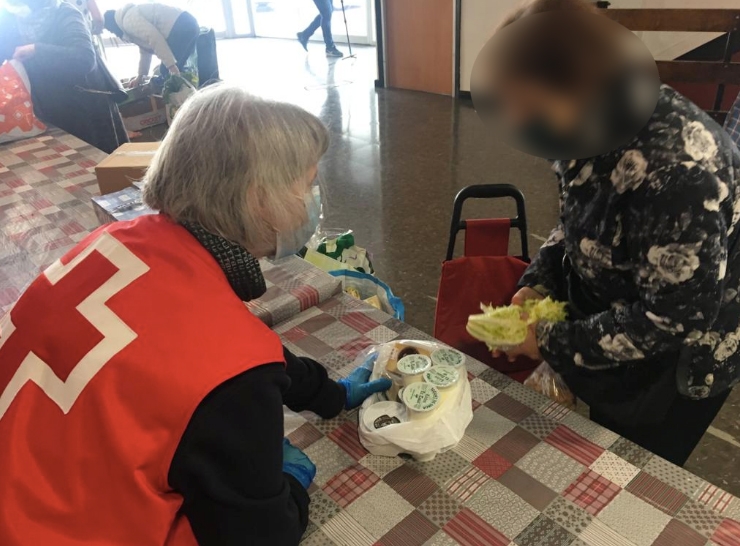 Una voluntària prepara lots d'aliments per distribuir a les persones que acudeixen al banc d'aliments de Vilanova del Camí