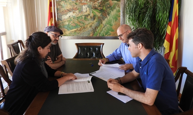 El moment de la rúbrica, amb la presència de l'alcalde Jordi Madrid, al fons a la dreta