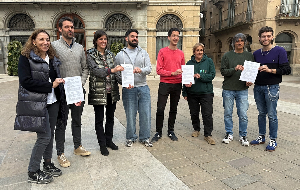 Membres d'Esquerra Igualada, Poble Actiu i Comuns mostren els preacord amb representants de la plataforma ciutadana Ara Igualada (Mar Mart&iacute; / ACN)
