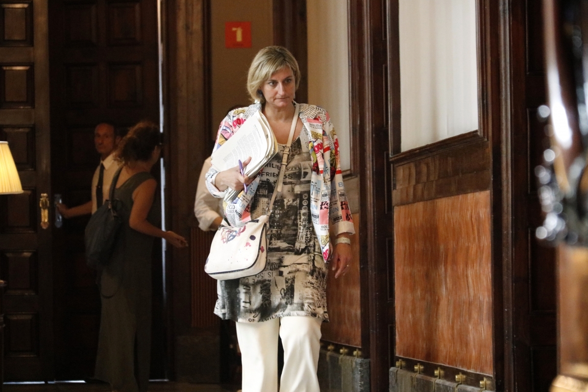 Alba Vergés sortint de la Mesa del Parlament (Sílvia Jardí/ACN)