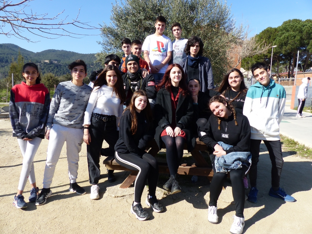 L'auxiliar, al centre, amb els alumnes