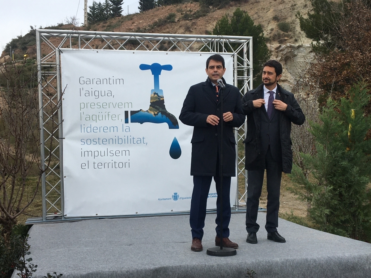 Marc Castells i Damià Calvet a la inauguració de la connexió a l'aigua de la Llosa del Cavall (Toni Cortès)