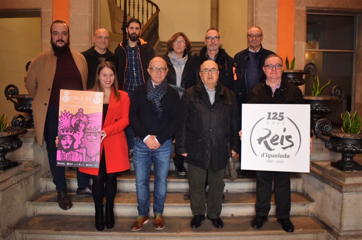 Els membres de la Comissió, amb el cartell de l'exposició