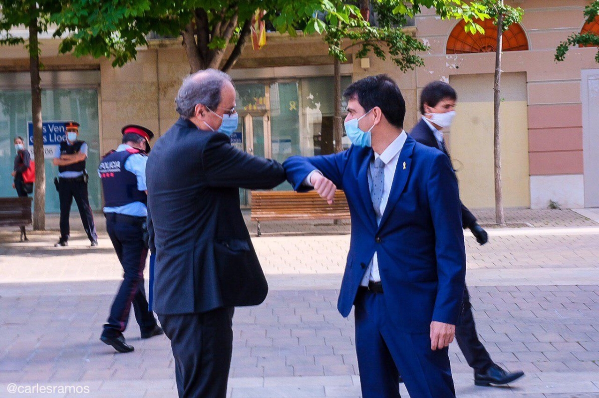 Marc Castells saluda el President Torra a la seva arribada a Igualada (Foto: Carles Ramos)