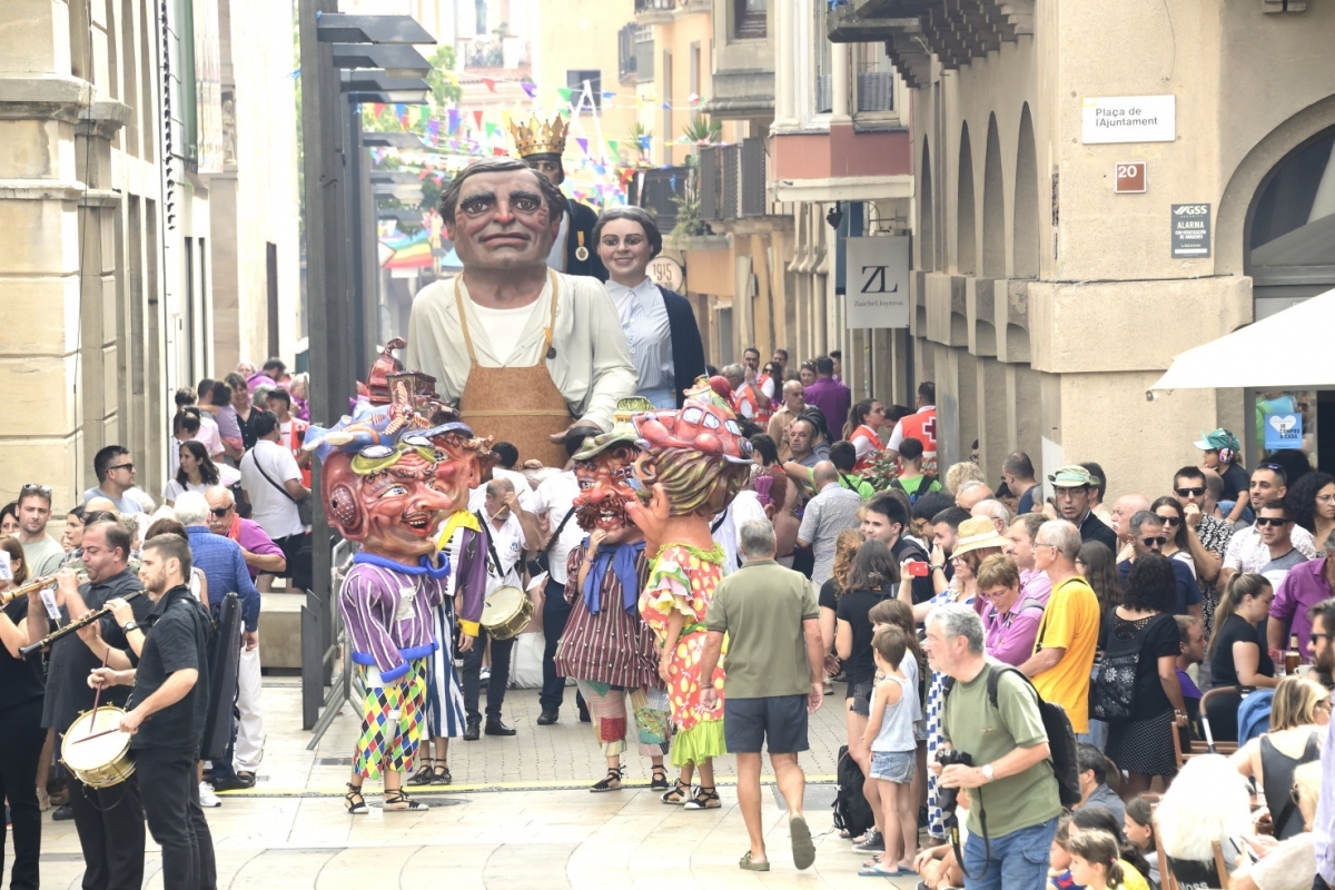 Entrada a plaça de la cercavila. Ajuntament d'Igualada.