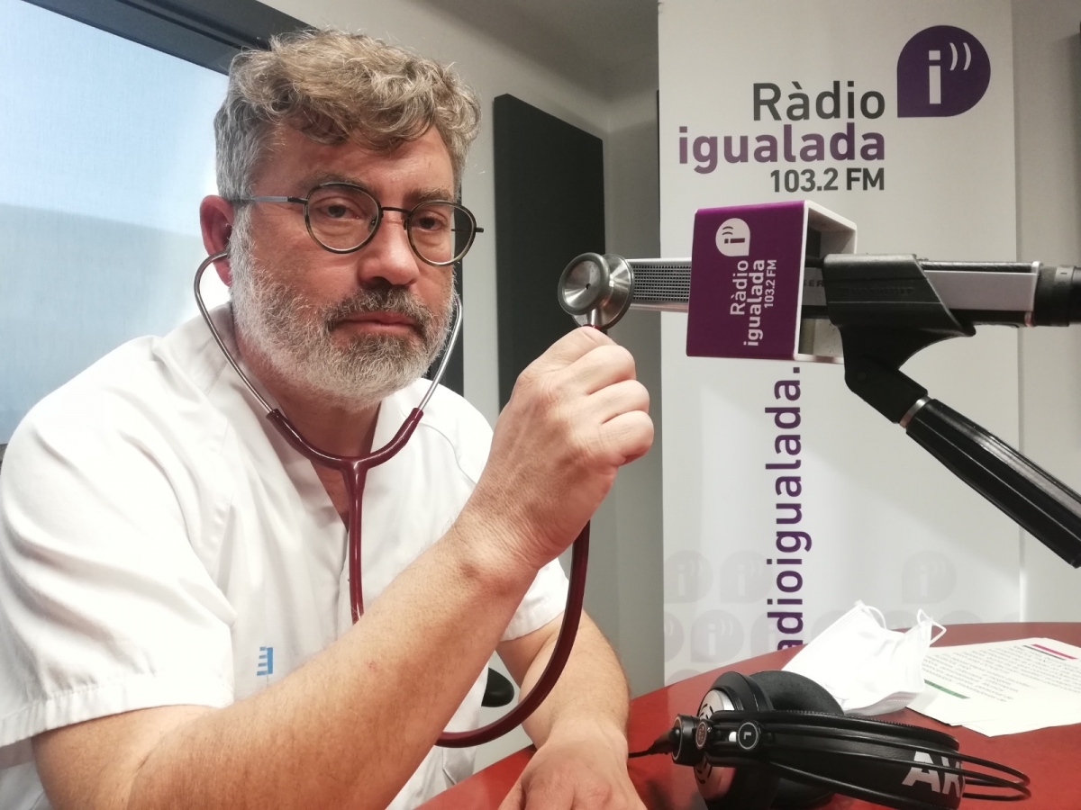 El doctor Cantero, als estudis de Ràdio Igualada