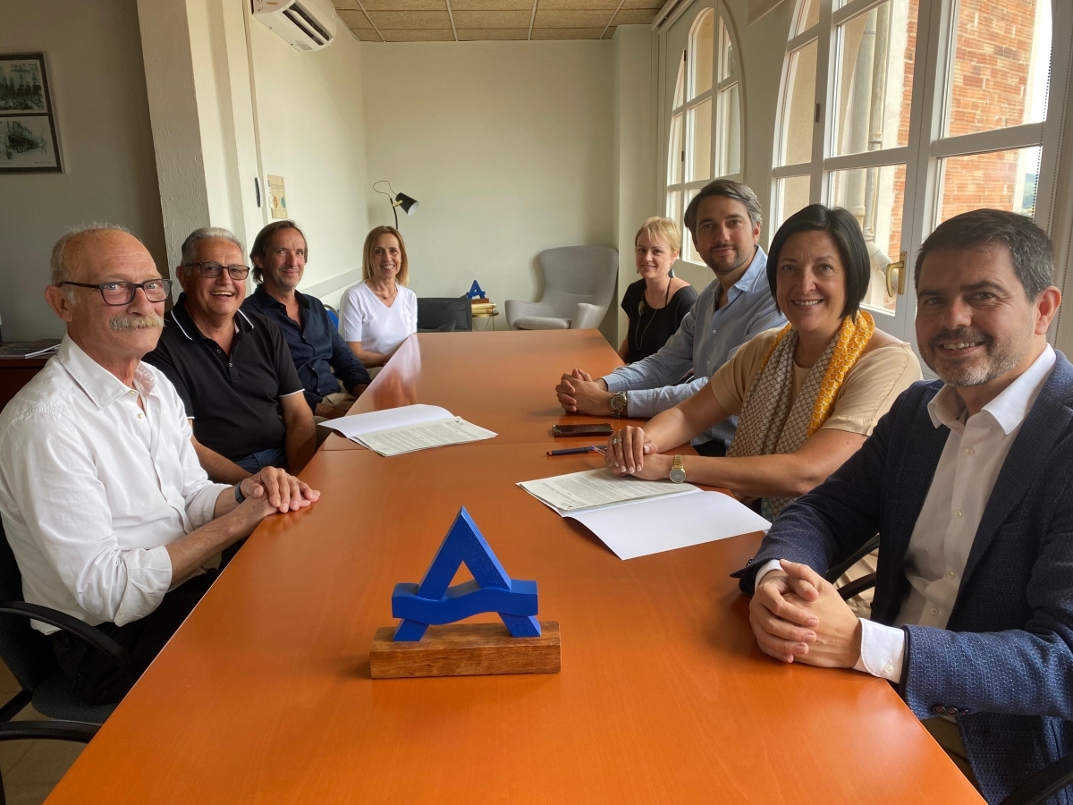 Moment de l'acord entre el Consell i APINAS. Consell Comarcal de l'Anoia.