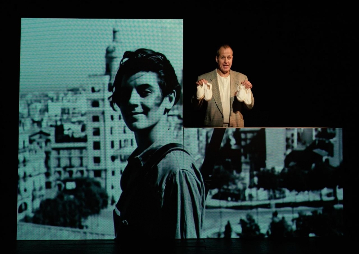 L'obra combina mon&ograve;legs amb projeccions audiovisuals. Foto: Dan Ort&iacute;nez.