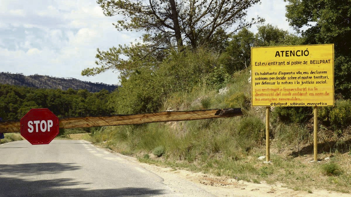 Els ve&iuml;ns de Bellprat tanquen l'acc&eacute;s al municipi (Nia Escol&agrave;/ACN)