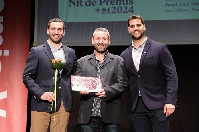 Pau Corcelles, guanyador del Premi Joan Ventura Solé, entre Jaume Galofré i Ian Gallart, president de la Joves. (Revista Castells)