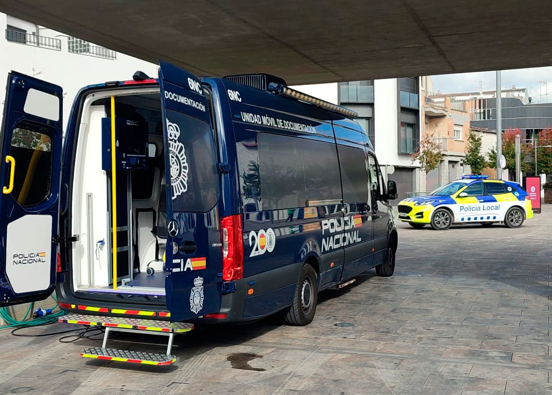 Servei m&ograve;bil de la Policia Nacional.