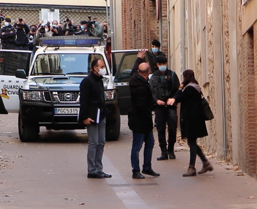 Oriol Soler saluda els concentrats davant el seu domicili abans de ser traslladat a Barcelona (Foto: Dan Ortinez)