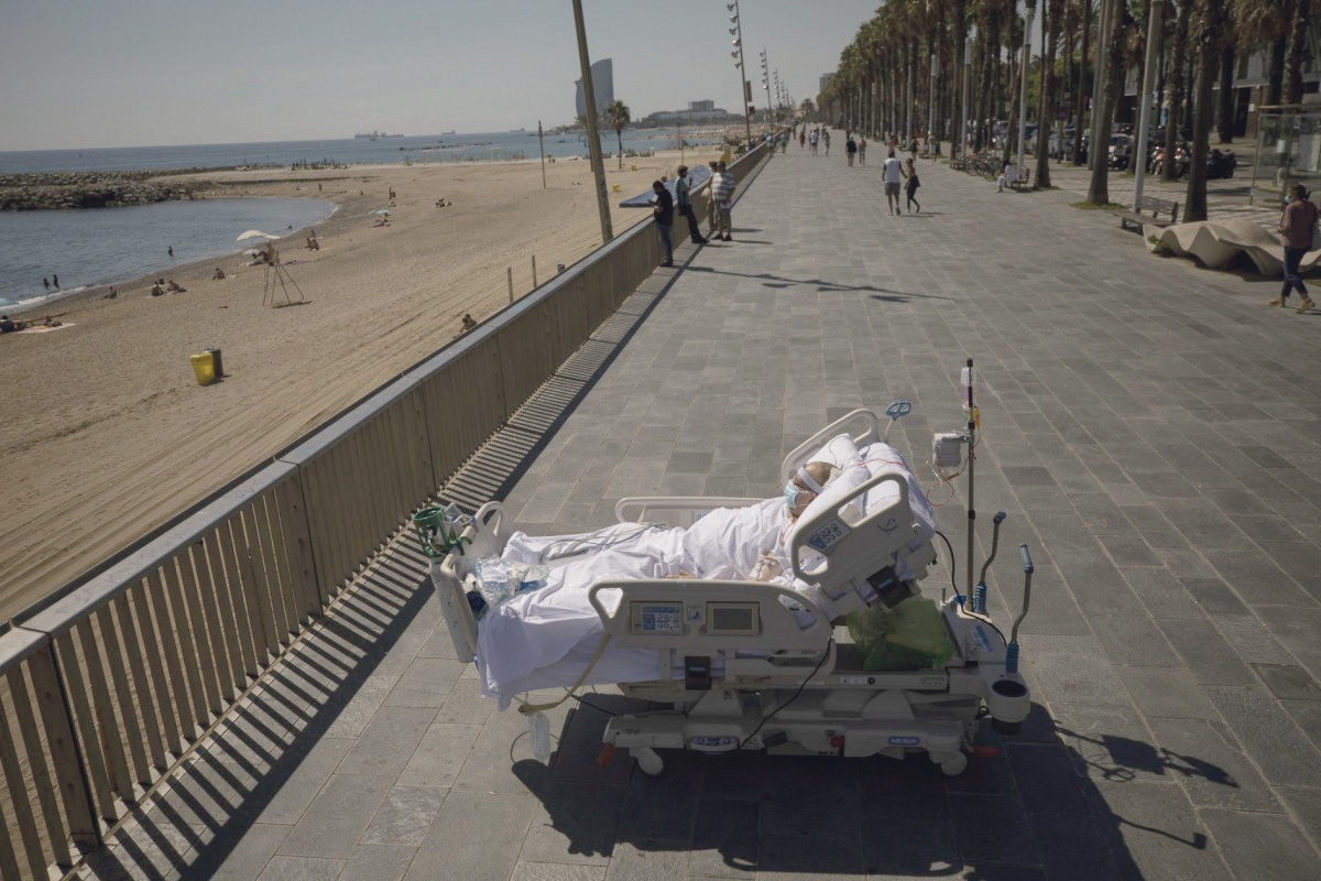 Una de les imatges de la sèrie guardonada amb el Premi Pulitzer: 4 de setembre de 2020. Francisco, de 60 anys, mira el mar després de sortir de l’UCI de l’Hospital del Mar de Barcelona, on va passar 52 dies a causa de la COVID. (Foto: EMILIO MORENATTI)