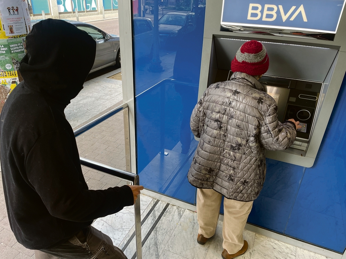 Els caixers s&oacute;n un dels llocs on m&eacute;s actuen els lladres. Foto: Toni Cort&egrave;s.