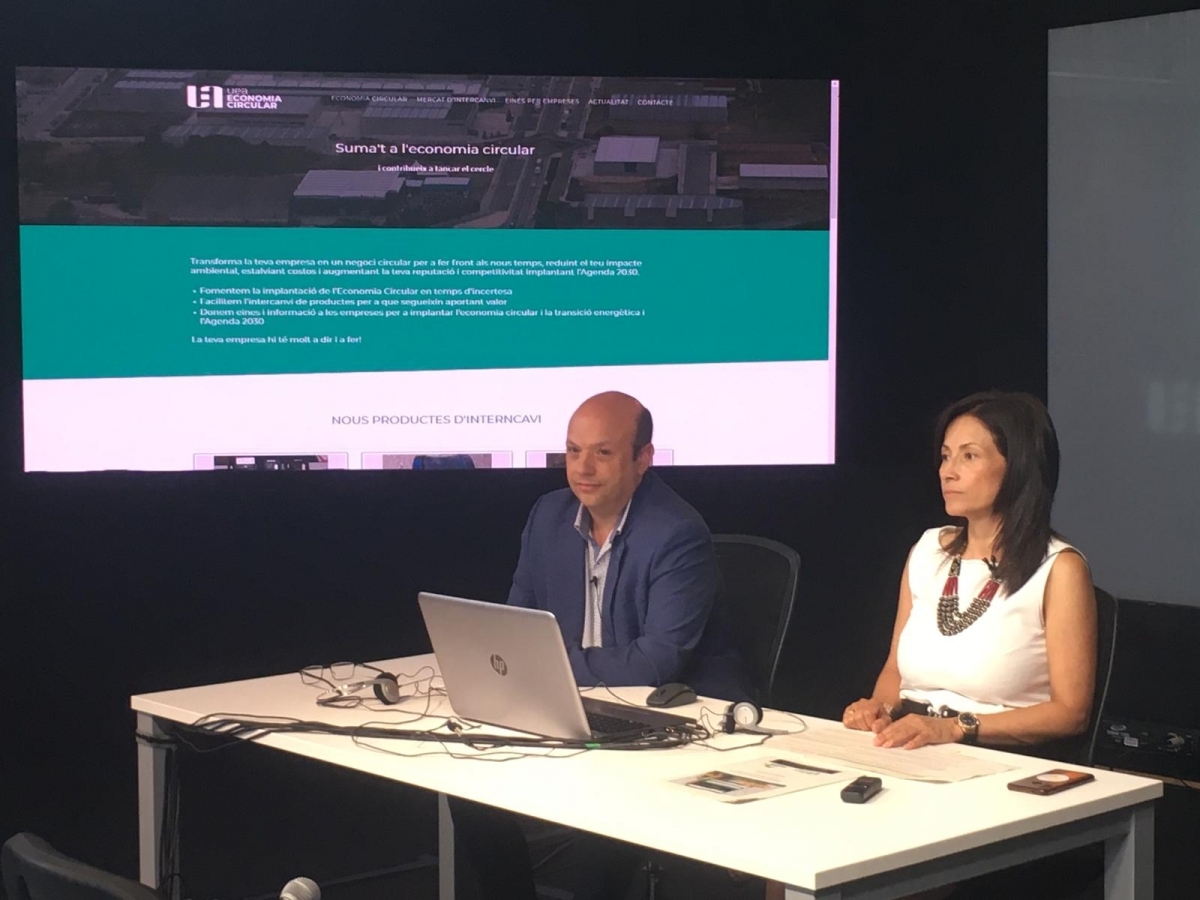 El president de l'AEPIC, Joan Mateu i la secretària de la UEA, Paula Arias, en la presentació de la iniciativa
