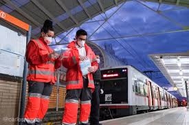 Voluntaris de Creu Roja Anoia repartint mascaretes a l'estació d'Igualada (Carles Ramos)