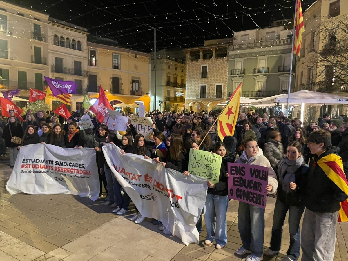 Concentraci&oacute; a la pla&ccedil;a de l'Ajuntament. Toni Cort&egrave;s.