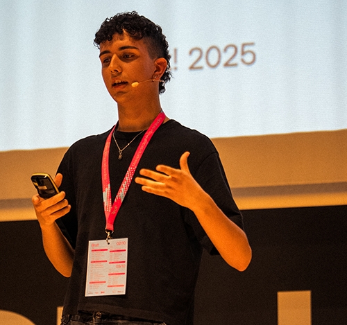 L&rsquo;&Agrave;lex Huertas, alumne del cicle de Gr&agrave;fica Audiovisual de l&rsquo;Escola Municipal d&rsquo;Art i Disseny La Gaspar, presentant el seu projecte integrat del curs 2024-2025, Lobby. Foto: Marta Camps / @coloraxia