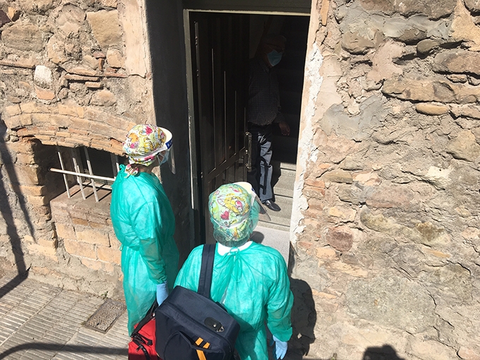 Un equip de l'Atenció Primària visita una malalta de covid-19 al seu domicili (Foto: Toni Cortès Minguet)