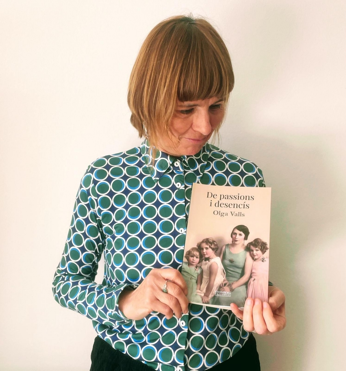 Olga Valls amb el llibre. Foto: Elena L&oacute;pez Valls.