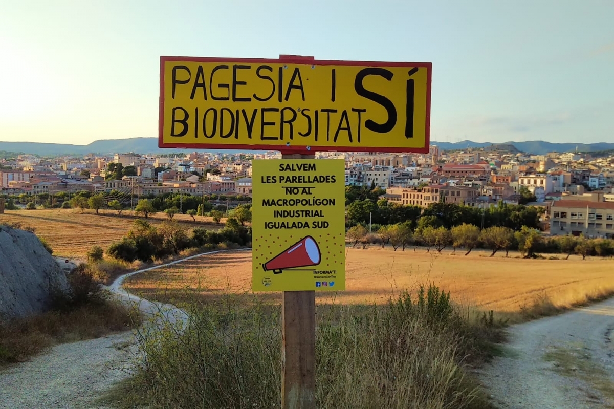 Un dels cartells dels contraris al polígon a la zona de Parellades FOTO: Salvem Can Titó