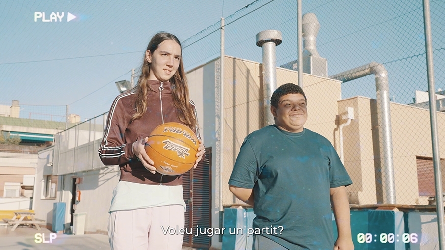 Imatge de la campanya de Dincat, en la qual apareix a l’esquerra, Vinyet Albors. 