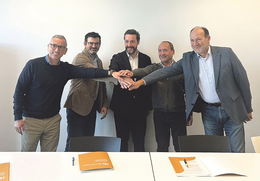 Foto de fam&iacute;lia de la constituci&oacute; del CADESC. &Agrave;URIA