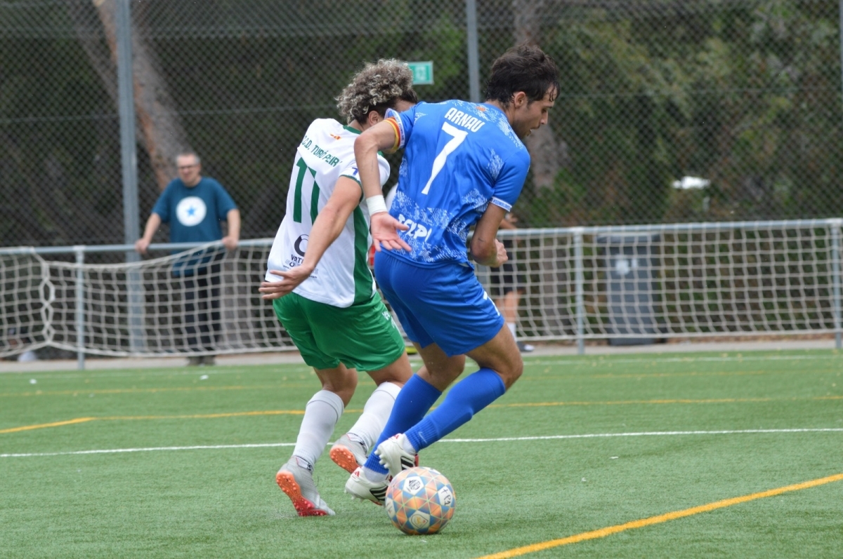 Duel durant el partit. Santiago Cuellos.