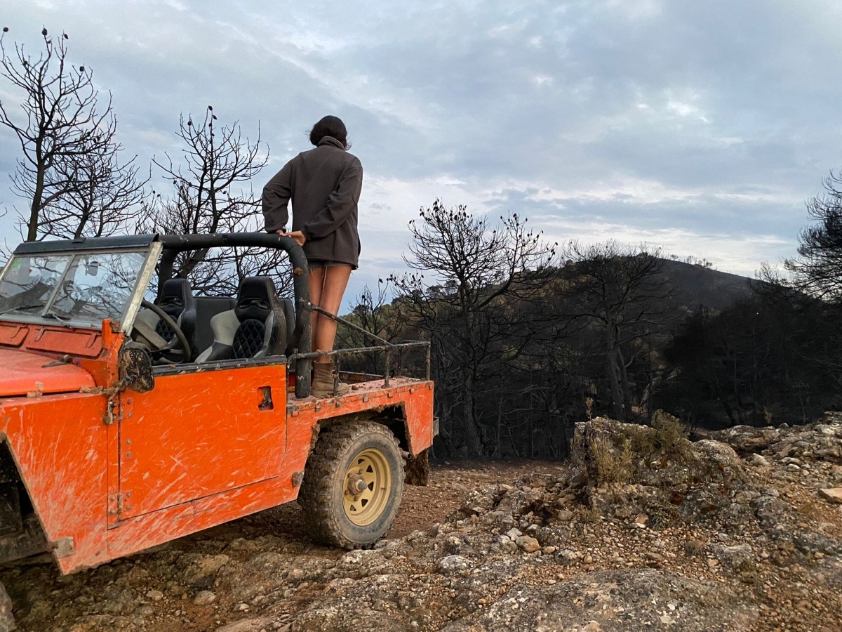 Una fotografia de Roger Tarragó que capta la desolació que va generar el foc a Miralles