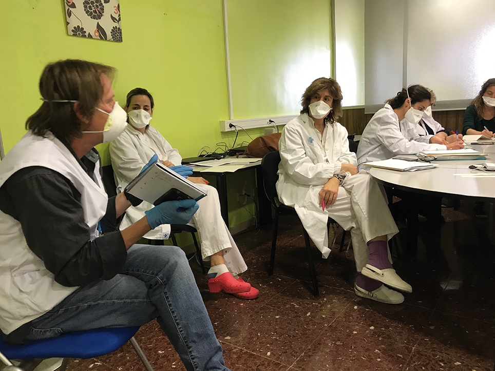 En David Rigau, en una reunió de treball amb professionals de l’Atenció primària de l’Anoia.