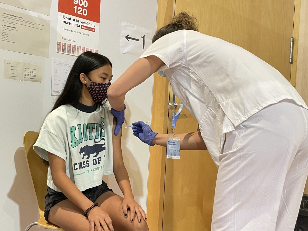 Una infermera posa la vacuna a la Yan