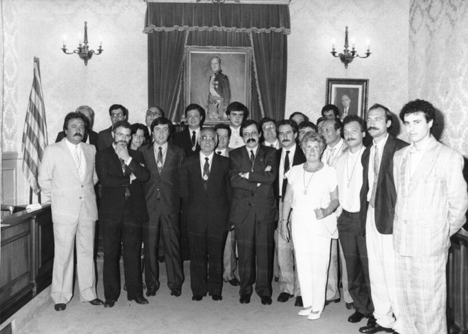 Pere Rodrigo, segon per l'esquerra a la primera filera, amb la resta de regidors de l'Ajuntament d'Igualada el 1978.