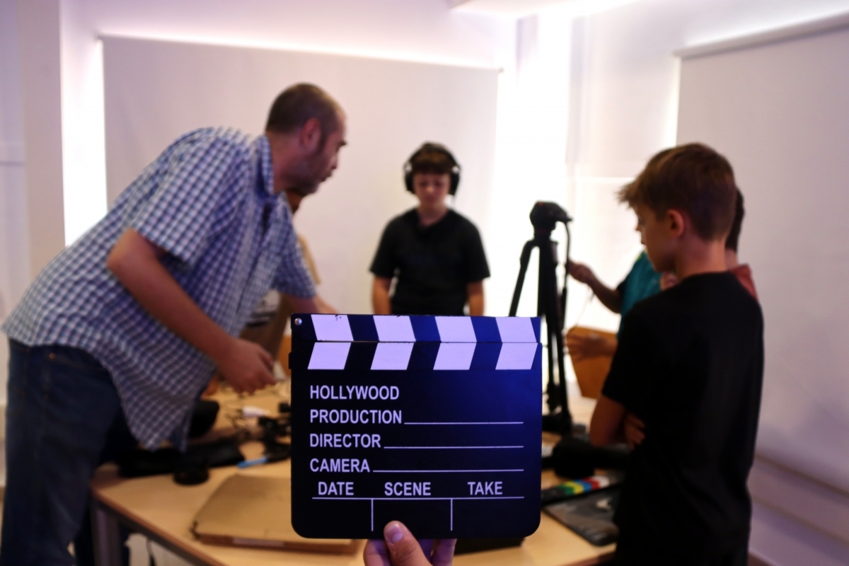 Joves aprenent els aspectes tècnics. Mar Martí. ACN.