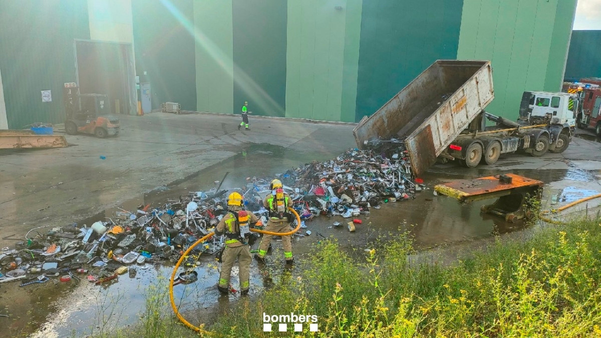 Bombers apagant el foc. Bombers de la Generalitat.
