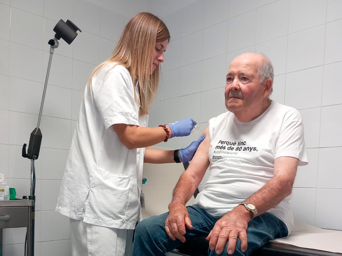 Major de 80 vacunant-se. Servei Català de la Salut.
