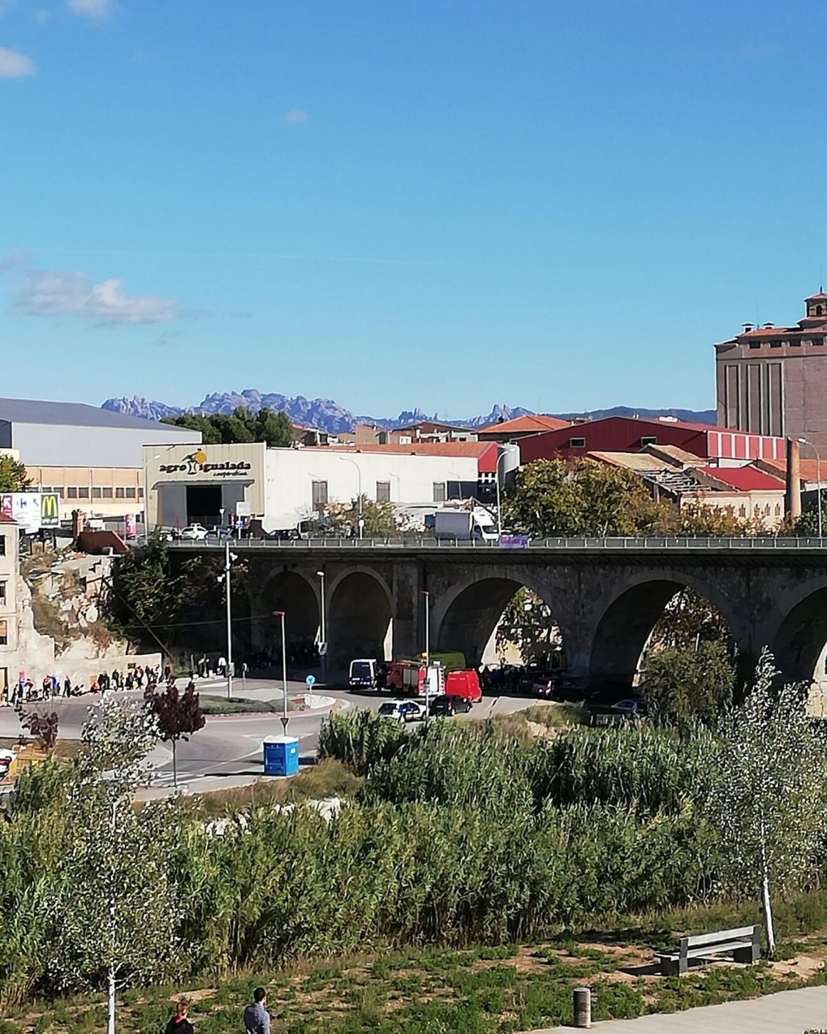 Diversos vehicles d'emergències, Bombers i Mossos, a la Ronda del Rec, el passat dimecres, després dels fets