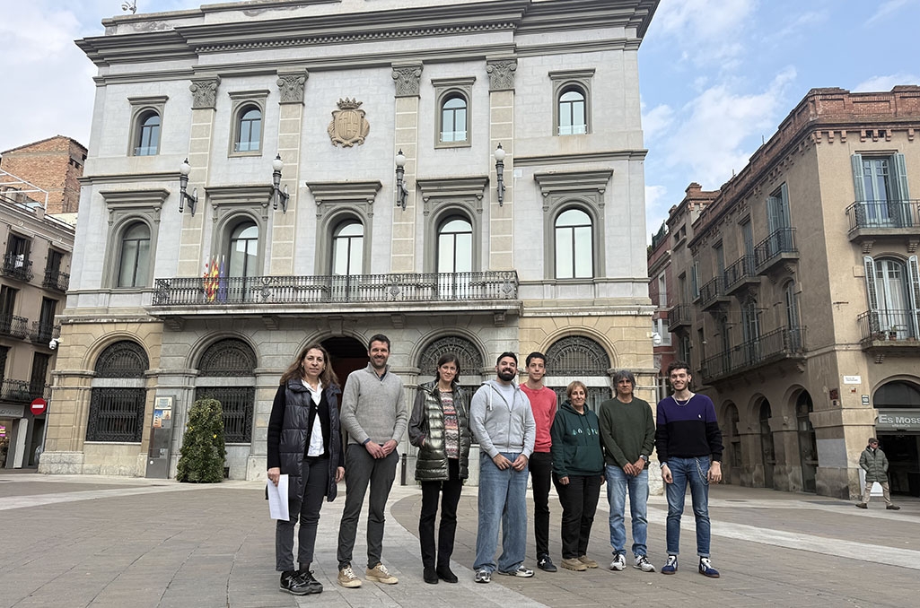Representants d'ERC Igualada, Poble Actiu, Comuns i de la plataforma Ara Igualada. (Foto: Mar Mart&iacute; / ACN)
