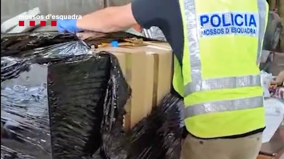 Agent obrint una de les caixes. Mossos d'Esquadra.