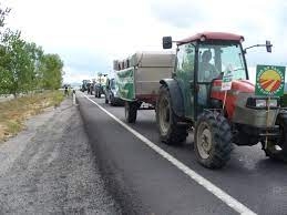 Marxa lenta de per reclamar el pas de tractors per la C15 l'agost de 2013 (Foto: Ajuntament d'Olèrdola)