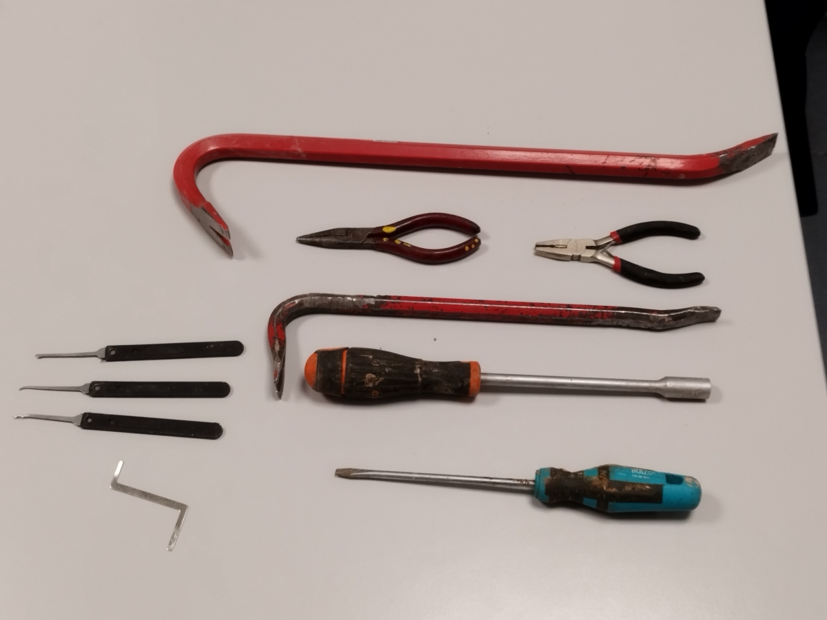 Eines trobades dins del cotxe. Foto: Mossos.