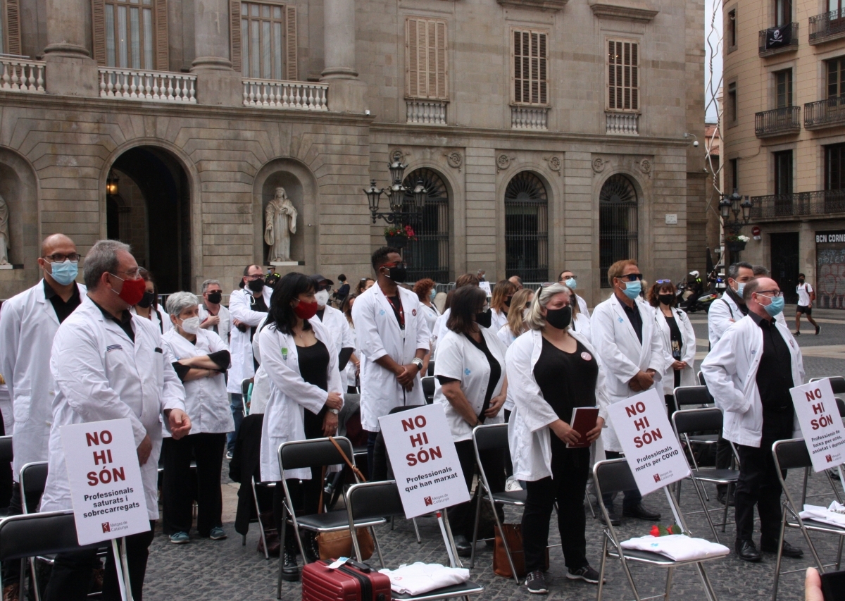 Concentració organitzada per Metges de Catalunya a la plaça de Sant Jaume el 19 de maig de 2021 (Foto: Imanol Olite / ACN)