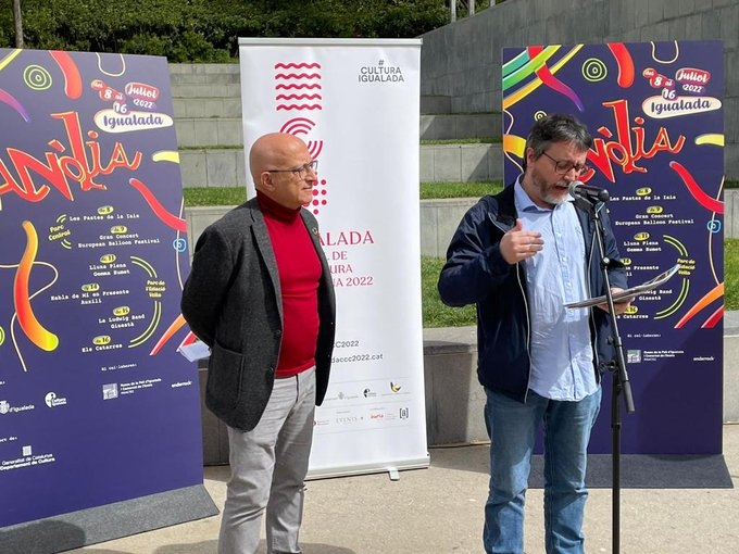 El regidor de Cultura, Pere Camps, amb Jordi Novell, d'Enderrock, presentant l'Anòlia 2022