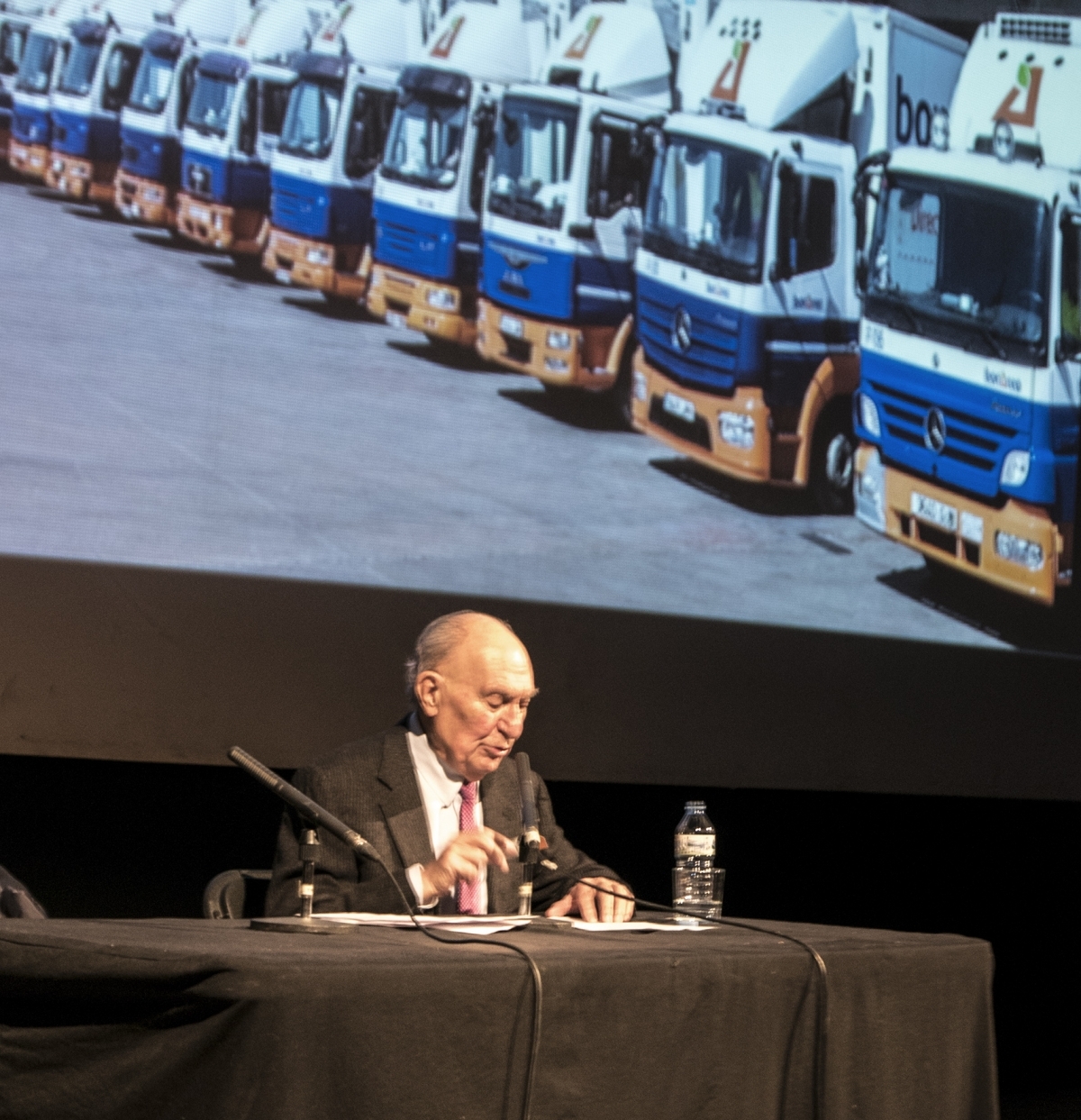 Alsina, amb una imatge a darrere de la flota de camions de Bon Àrea